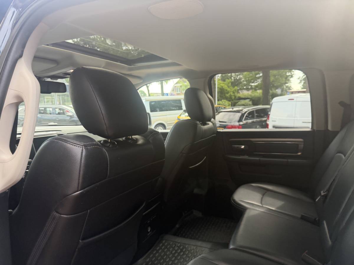 Dodge Ram 1500 Dodge Ram 1500 5.7 V8 4×4 Quad Cab 6’4 Sport 1500 5.7 HEMI V8 4×4 Quad Cab 6’4 Sport | LPG | Schuif/kanteldak | Winterpakket  06-2018 193.725 KM