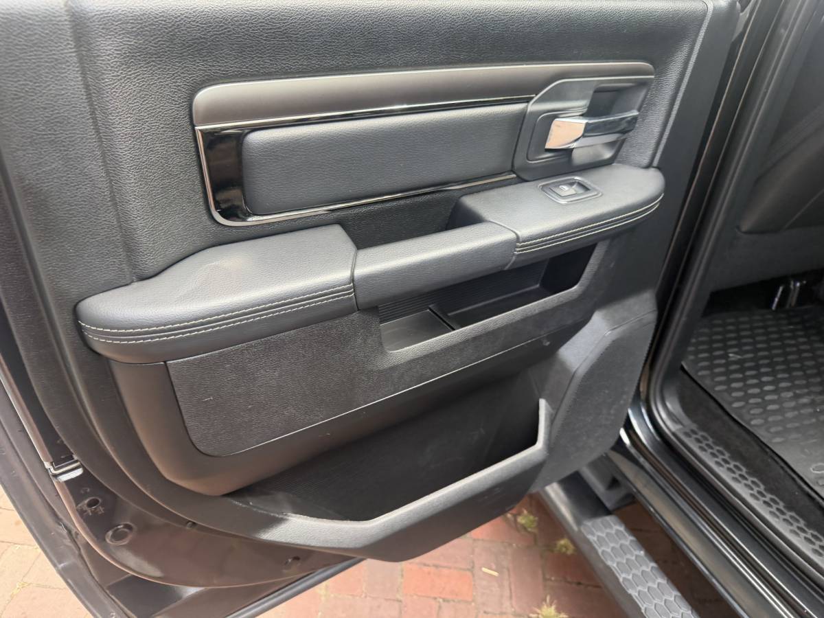 Dodge Ram 1500 Dodge Ram 1500 5.7 V8 4×4 Quad Cab 6’4 Sport 1500 5.7 HEMI V8 4×4 Quad Cab 6’4 Sport | LPG | Schuif/kanteldak | Winterpakket  06-2018 193.725 KM