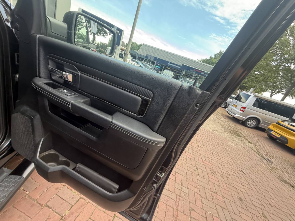 Dodge Ram 1500 Dodge Ram 1500 5.7 V8 4×4 Quad Cab 6’4 Sport 1500 5.7 HEMI V8 4×4 Quad Cab 6’4 Sport | LPG | Schuif/kanteldak | Winterpakket  06-2018 193.725 KM
