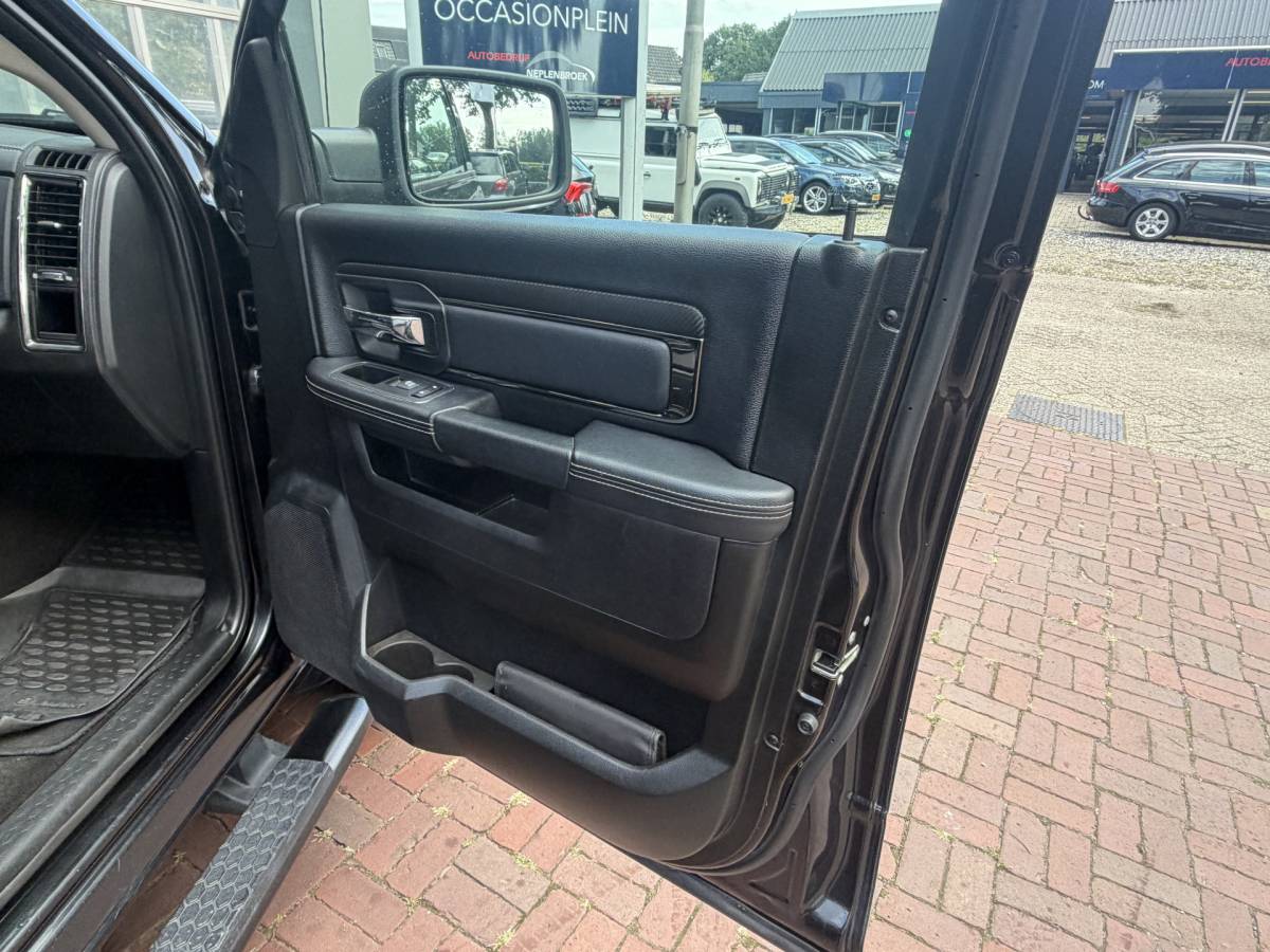 Dodge Ram 1500 Dodge Ram 1500 5.7 V8 4×4 Quad Cab 6’4 Sport 1500 5.7 HEMI V8 4×4 Quad Cab 6’4 Sport | LPG | Schuif/kanteldak | Winterpakket  06-2018 193.725 KM