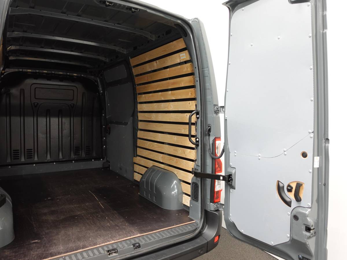 Renault Master Renault Master T35 150PK L2H2 Energy Work Edition Automaat Airco Cruise Camera Navi Parkeersensoren Trekhaak