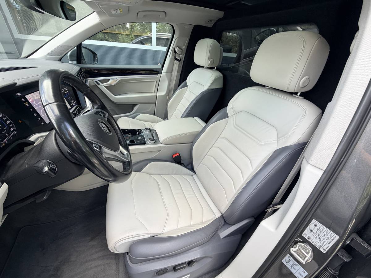 Volkswagen  Volkswagen Touareg 3.0TDI 230pk 4-Motion R-line Grijs Kenteken Luchtvering Trekhaak Matrix Leder Camera Panorama