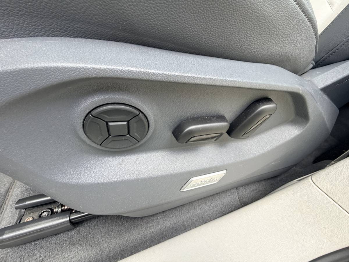 Volkswagen  Volkswagen Touareg 3.0TDI 230pk 4-Motion R-line Grijs Kenteken Luchtvering Trekhaak Matrix Leder Camera Panorama