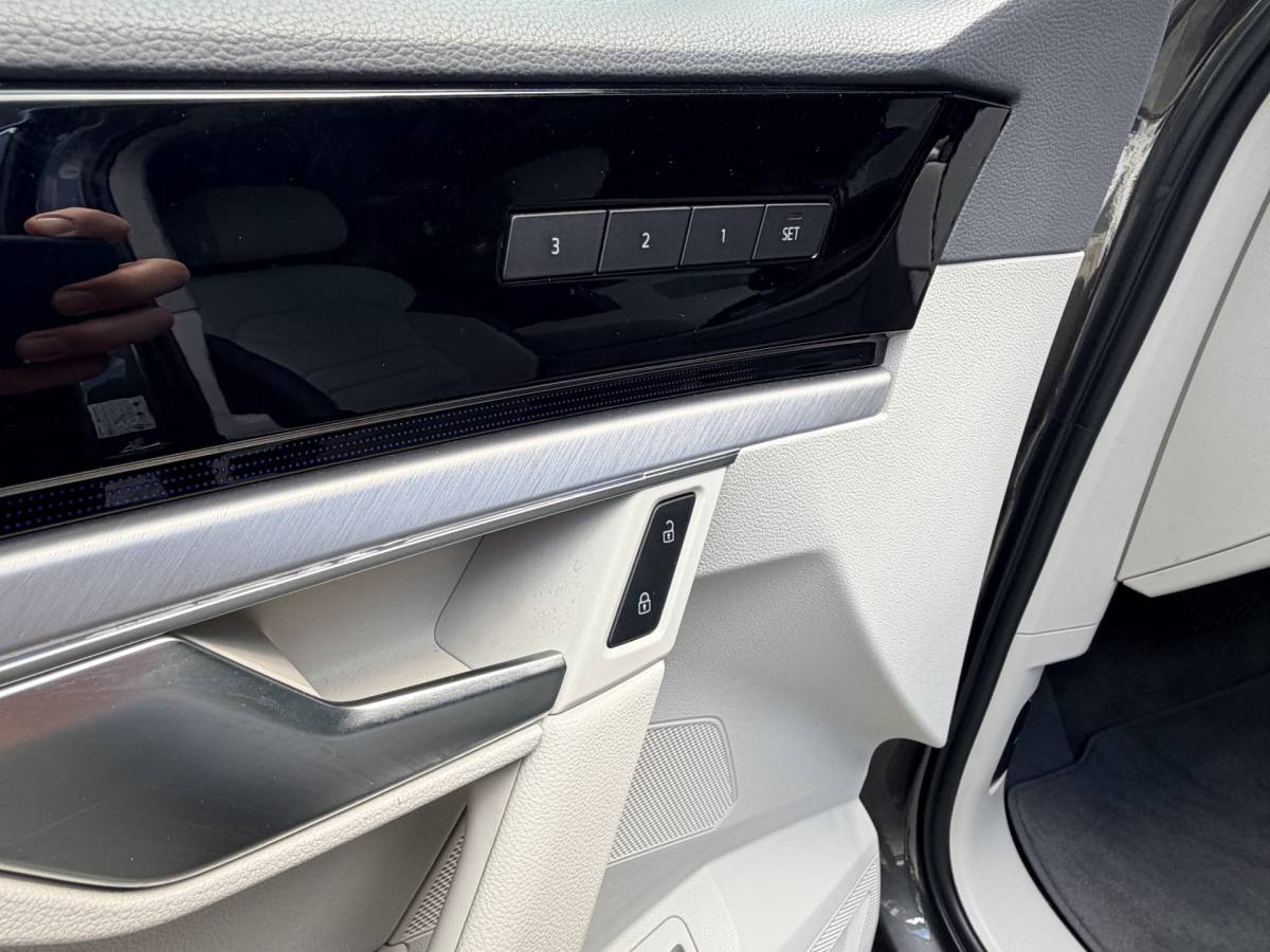 Volkswagen  Volkswagen Touareg 3.0TDI 230pk 4-Motion R-line Grijs Kenteken Luchtvering Trekhaak Matrix Leder Camera Panorama