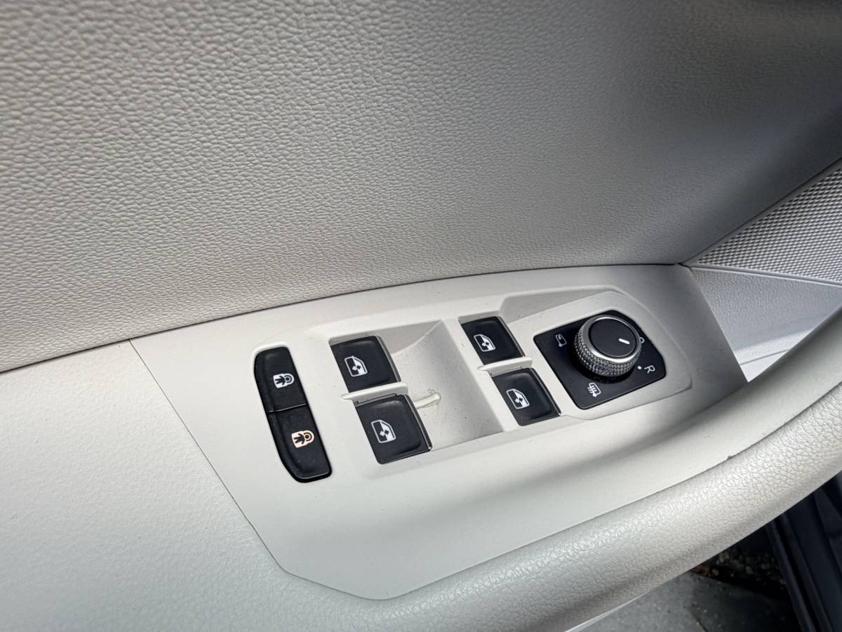 Volkswagen  Volkswagen Touareg 3.0TDI 230pk 4-Motion R-line Grijs Kenteken Luchtvering Trekhaak Matrix Leder Camera Panorama