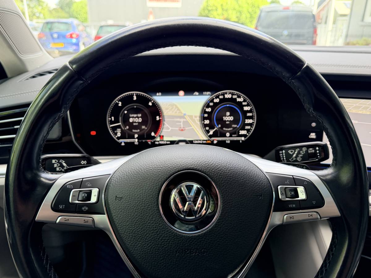 Volkswagen  Volkswagen Touareg 3.0TDI 230pk 4-Motion R-line Grijs Kenteken Luchtvering Trekhaak Matrix Leder Camera Panorama
