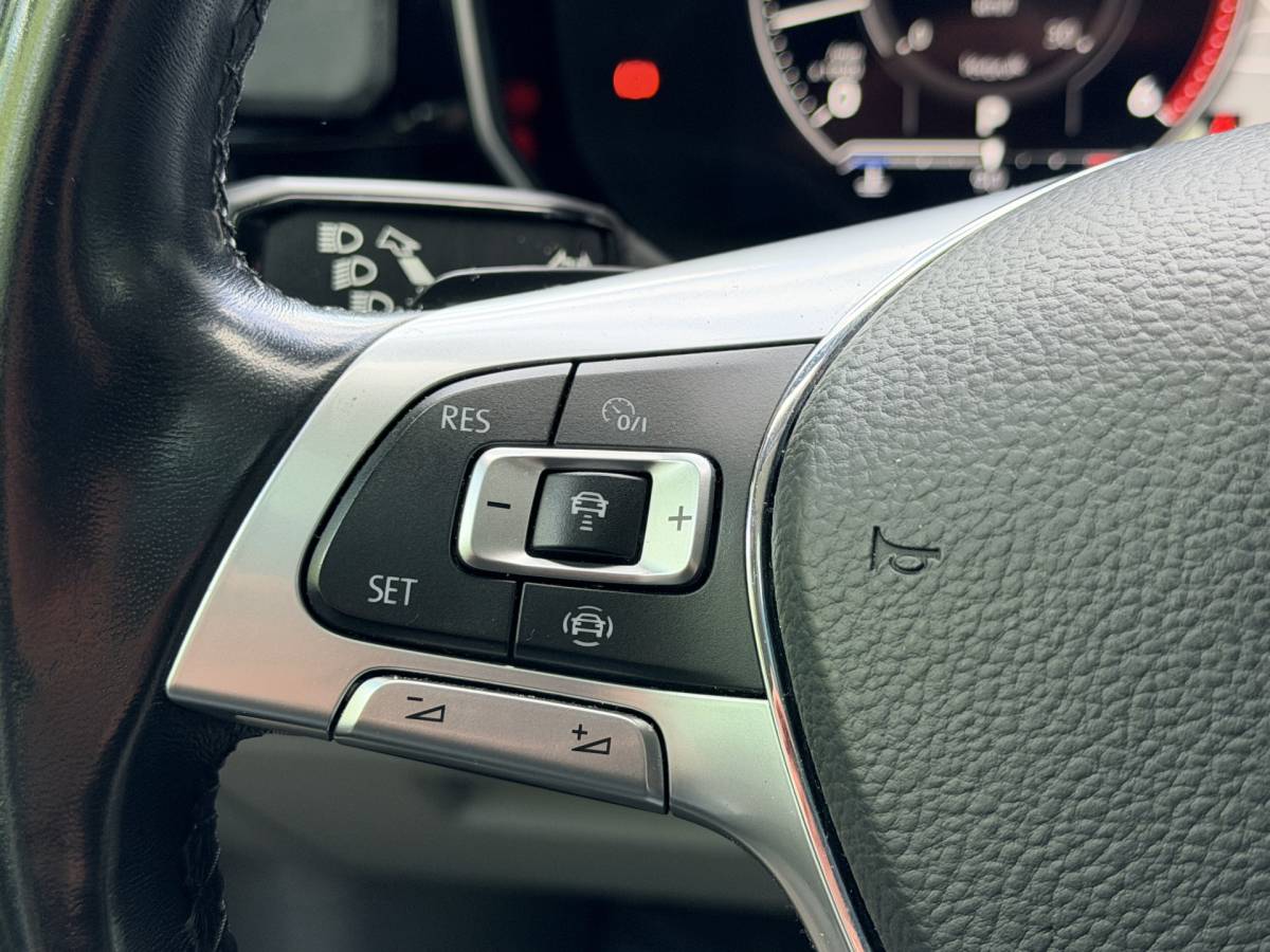 Volkswagen  Volkswagen Touareg 3.0TDI 230pk 4-Motion R-line Grijs Kenteken Luchtvering Trekhaak Matrix Leder Camera Panorama