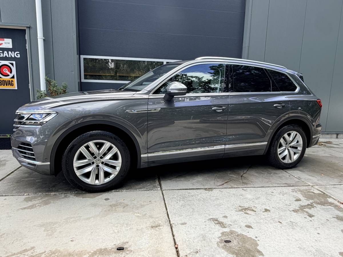 Volkswagen  Volkswagen Touareg 3.0TDI 230pk 4-Motion R-line Grijs Kenteken Luchtvering Trekhaak Matrix Leder Camera Panorama