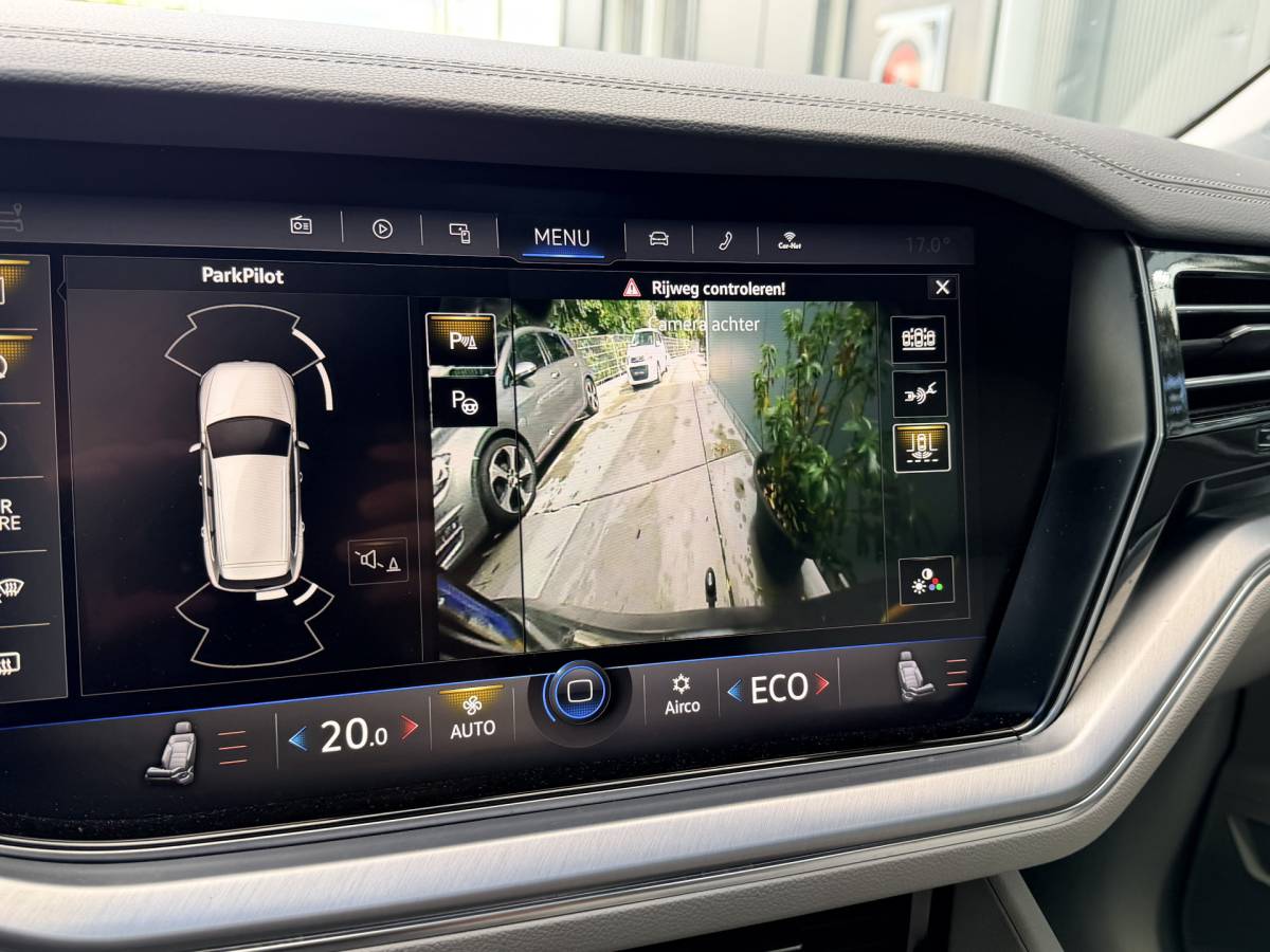 Volkswagen  Volkswagen Touareg 3.0TDI 230pk 4-Motion R-line Grijs Kenteken Luchtvering Trekhaak Matrix Leder Camera Panorama