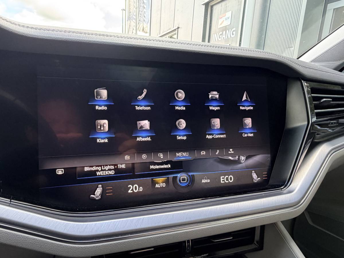 Volkswagen  Volkswagen Touareg 3.0TDI 230pk 4-Motion R-line Grijs Kenteken Luchtvering Trekhaak Matrix Leder Camera Panorama