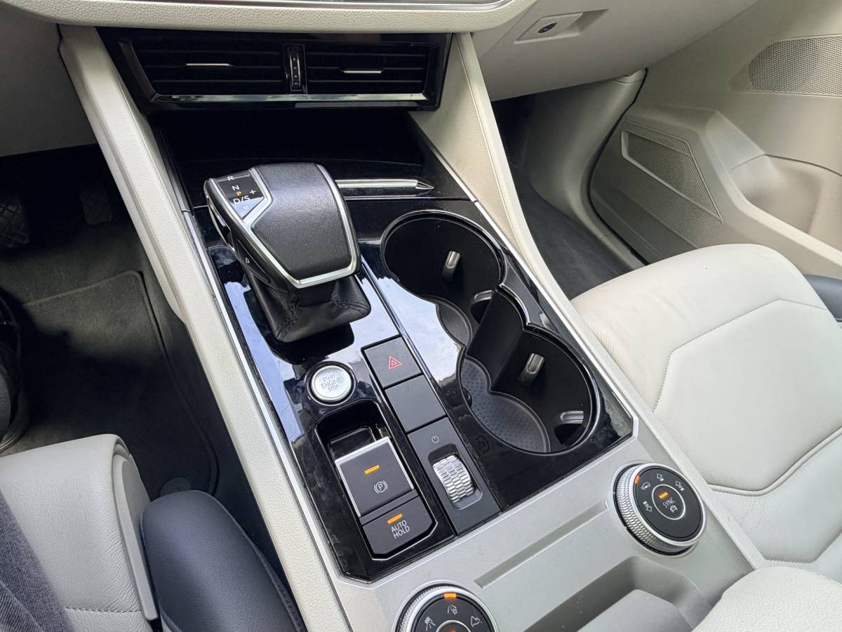 Volkswagen  Volkswagen Touareg 3.0TDI 230pk 4-Motion R-line Grijs Kenteken Luchtvering Trekhaak Matrix Leder Camera Panorama