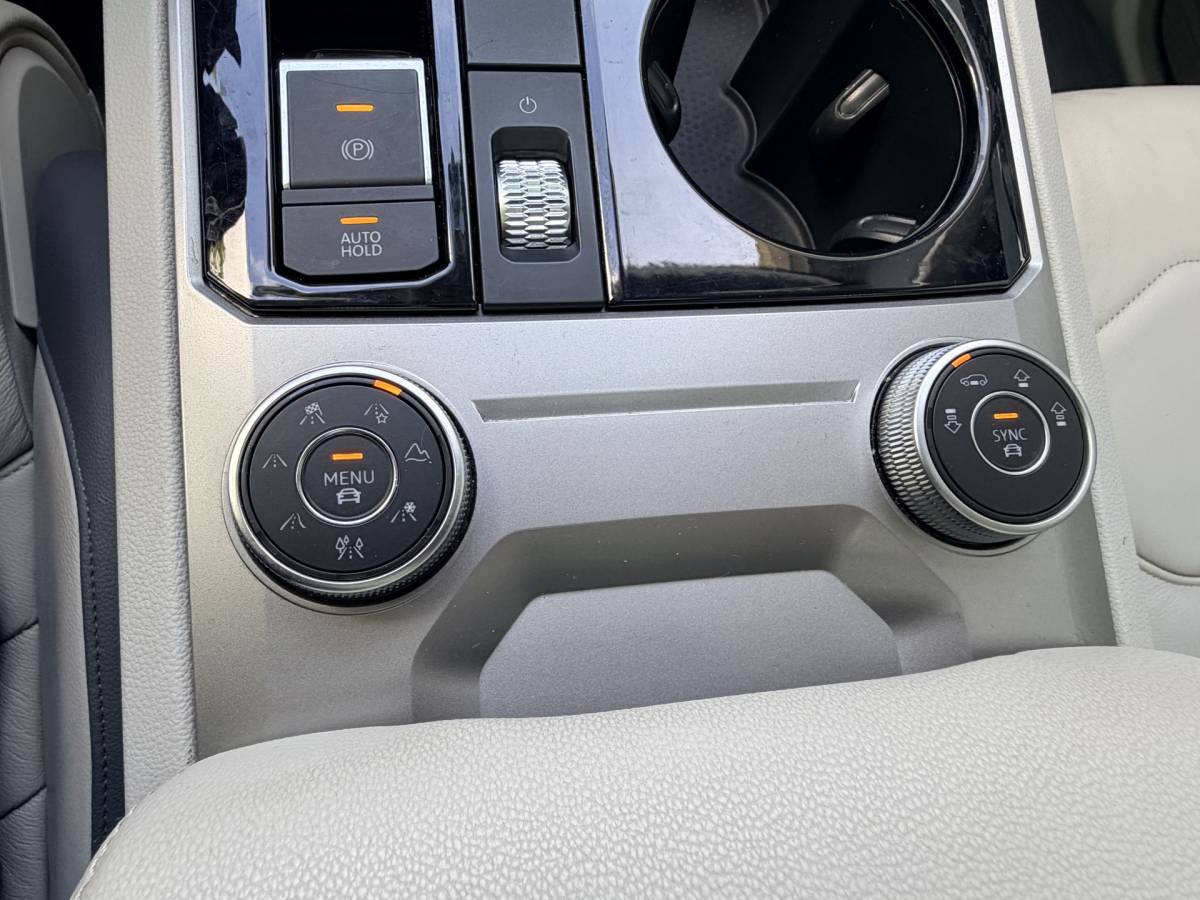 Volkswagen  Volkswagen Touareg 3.0TDI 230pk 4-Motion R-line Grijs Kenteken Luchtvering Trekhaak Matrix Leder Camera Panorama