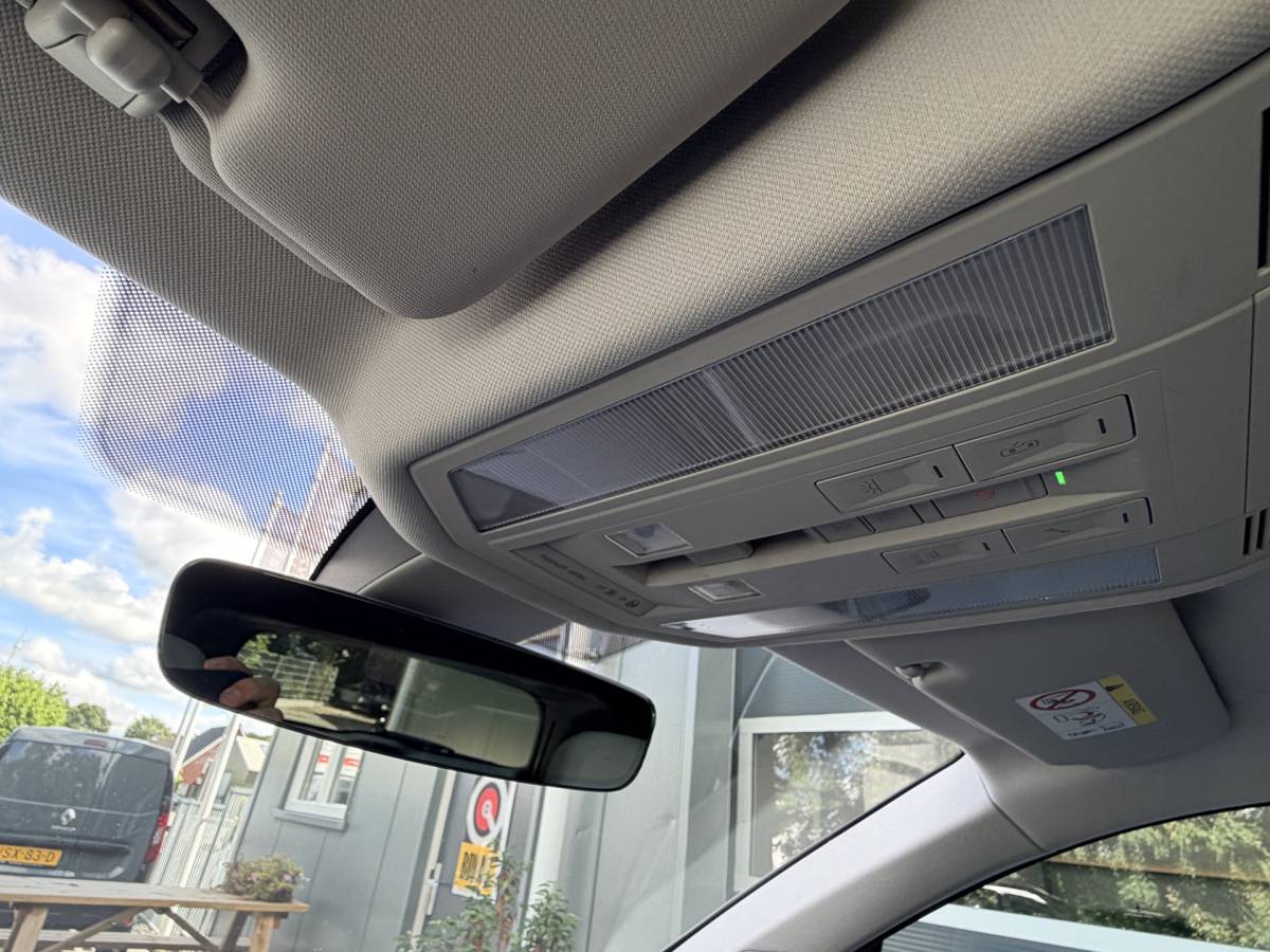Volkswagen  Volkswagen Touareg 3.0TDI 230pk 4-Motion R-line Grijs Kenteken Luchtvering Trekhaak Matrix Leder Camera Panorama
