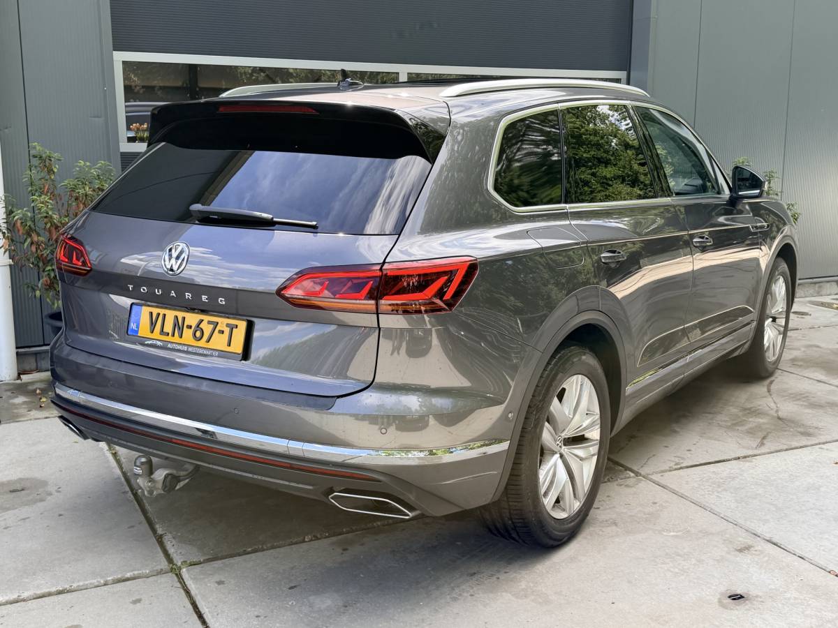 Volkswagen  Volkswagen Touareg 3.0TDI 230pk 4-Motion R-line Grijs Kenteken Luchtvering Trekhaak Matrix Leder Camera Panorama