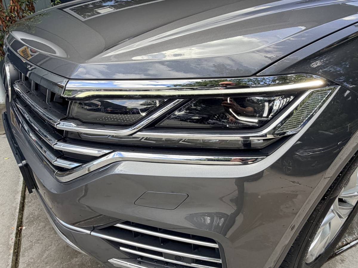 Volkswagen  Volkswagen Touareg 3.0TDI 230pk 4-Motion R-line Grijs Kenteken Luchtvering Trekhaak Matrix Leder Camera Panorama