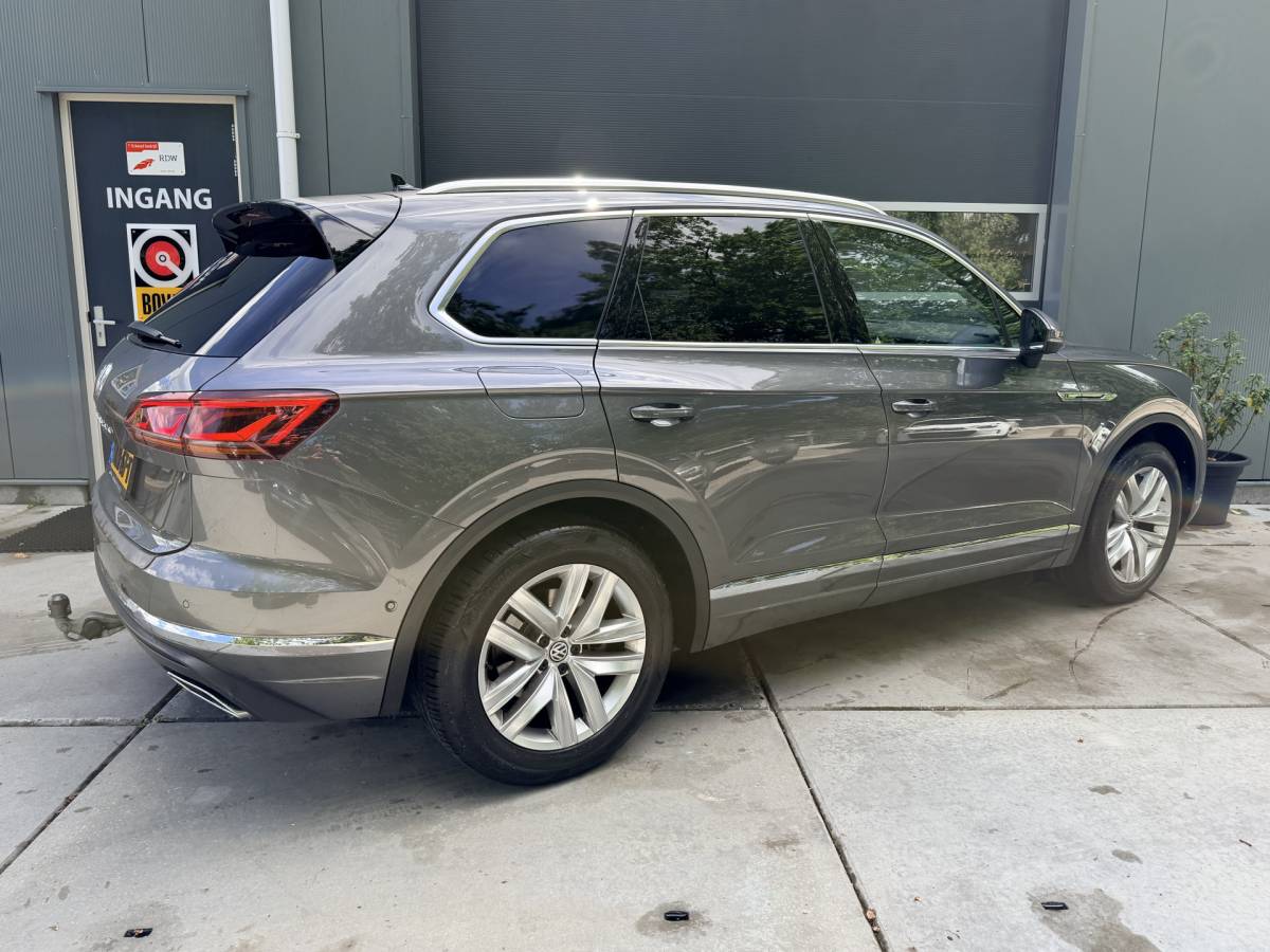 Volkswagen  Volkswagen Touareg 3.0TDI 230pk 4-Motion R-line Grijs Kenteken Luchtvering Trekhaak Matrix Leder Camera Panorama