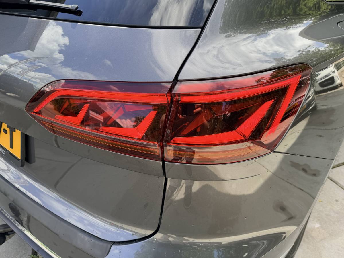 Volkswagen  Volkswagen Touareg 3.0TDI 230pk 4-Motion R-line Grijs Kenteken Luchtvering Trekhaak Matrix Leder Camera Panorama
