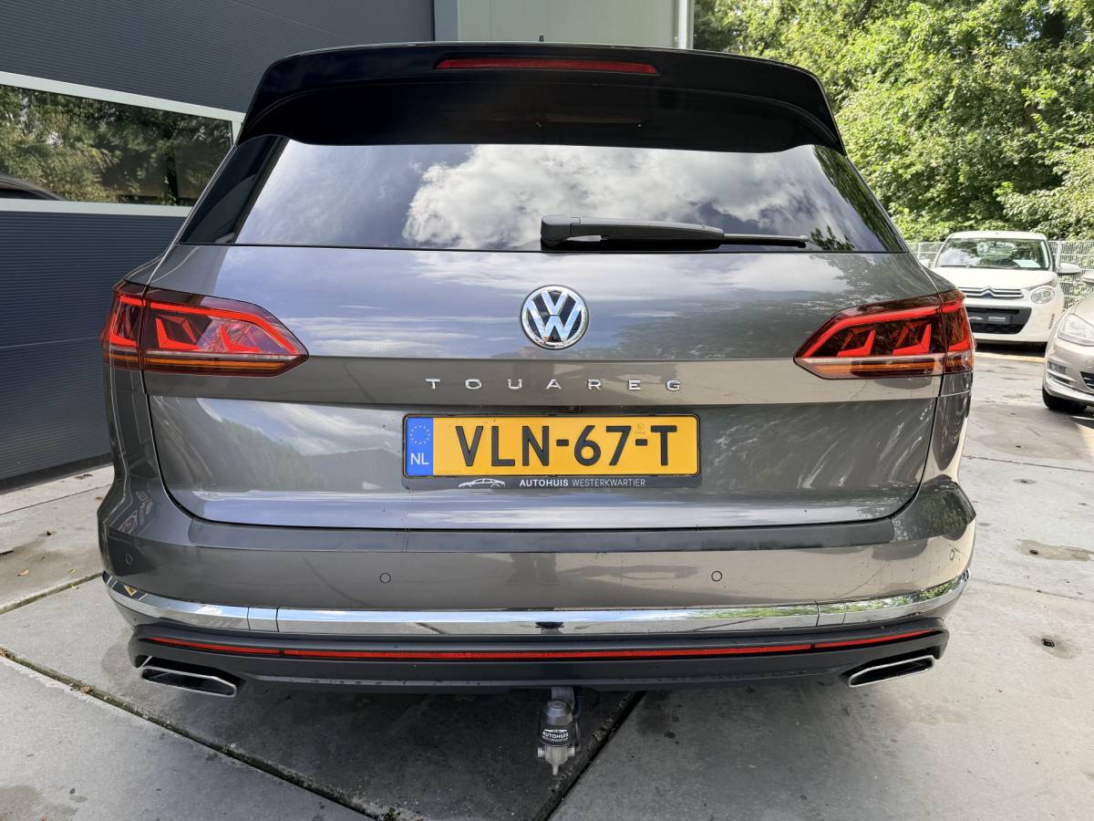 Volkswagen  Volkswagen Touareg 3.0TDI 230pk 4-Motion R-line Grijs Kenteken Luchtvering Trekhaak Matrix Leder Camera Panorama