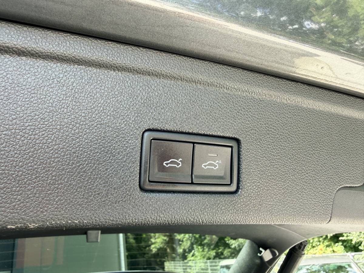 Volkswagen  Volkswagen Touareg 3.0TDI 230pk 4-Motion R-line Grijs Kenteken Luchtvering Trekhaak Matrix Leder Camera Panorama