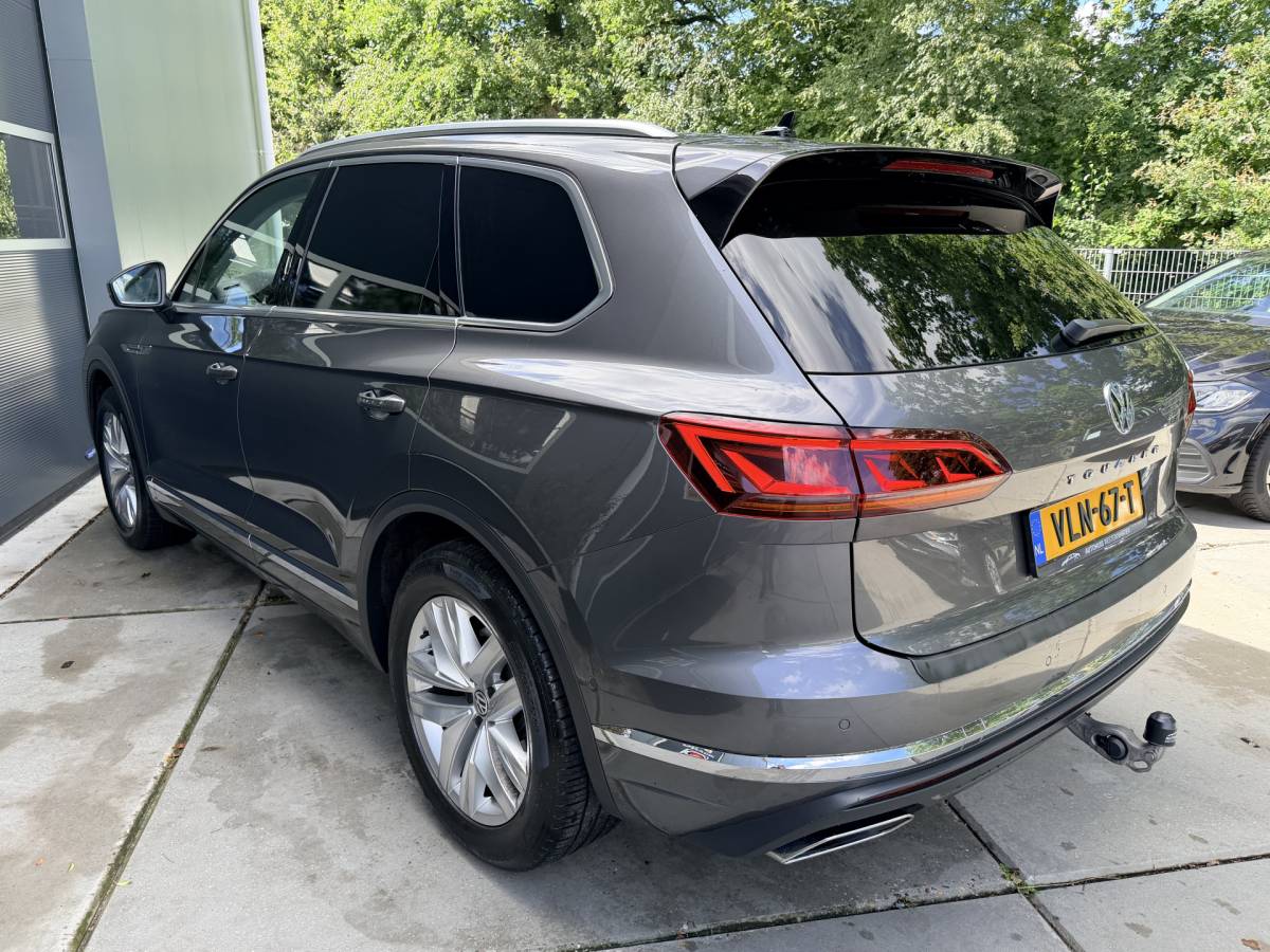 Volkswagen  Volkswagen Touareg 3.0TDI 230pk 4-Motion R-line Grijs Kenteken Luchtvering Trekhaak Matrix Leder Camera Panorama