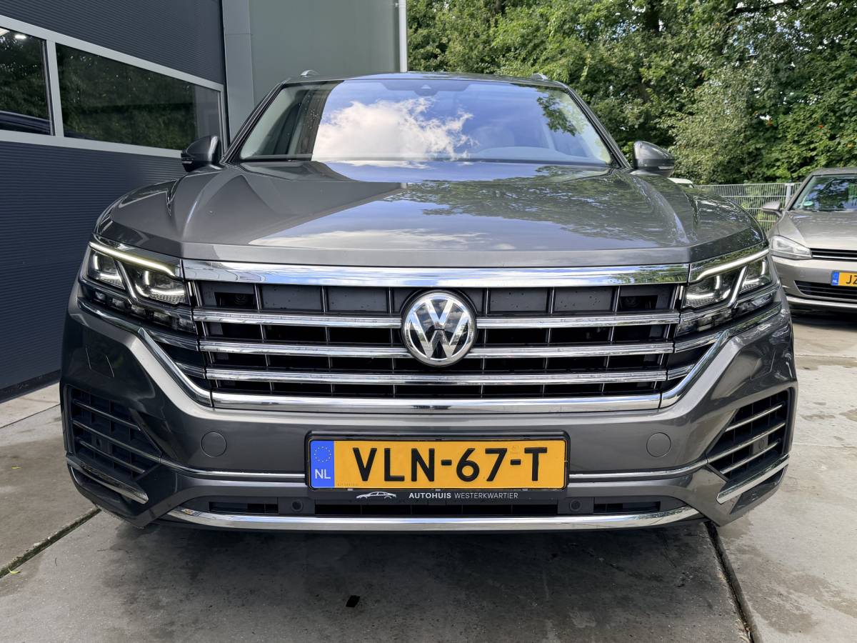 Volkswagen  Volkswagen Touareg 3.0TDI 230pk 4-Motion R-line Grijs Kenteken Luchtvering Trekhaak Matrix Leder Camera Panorama