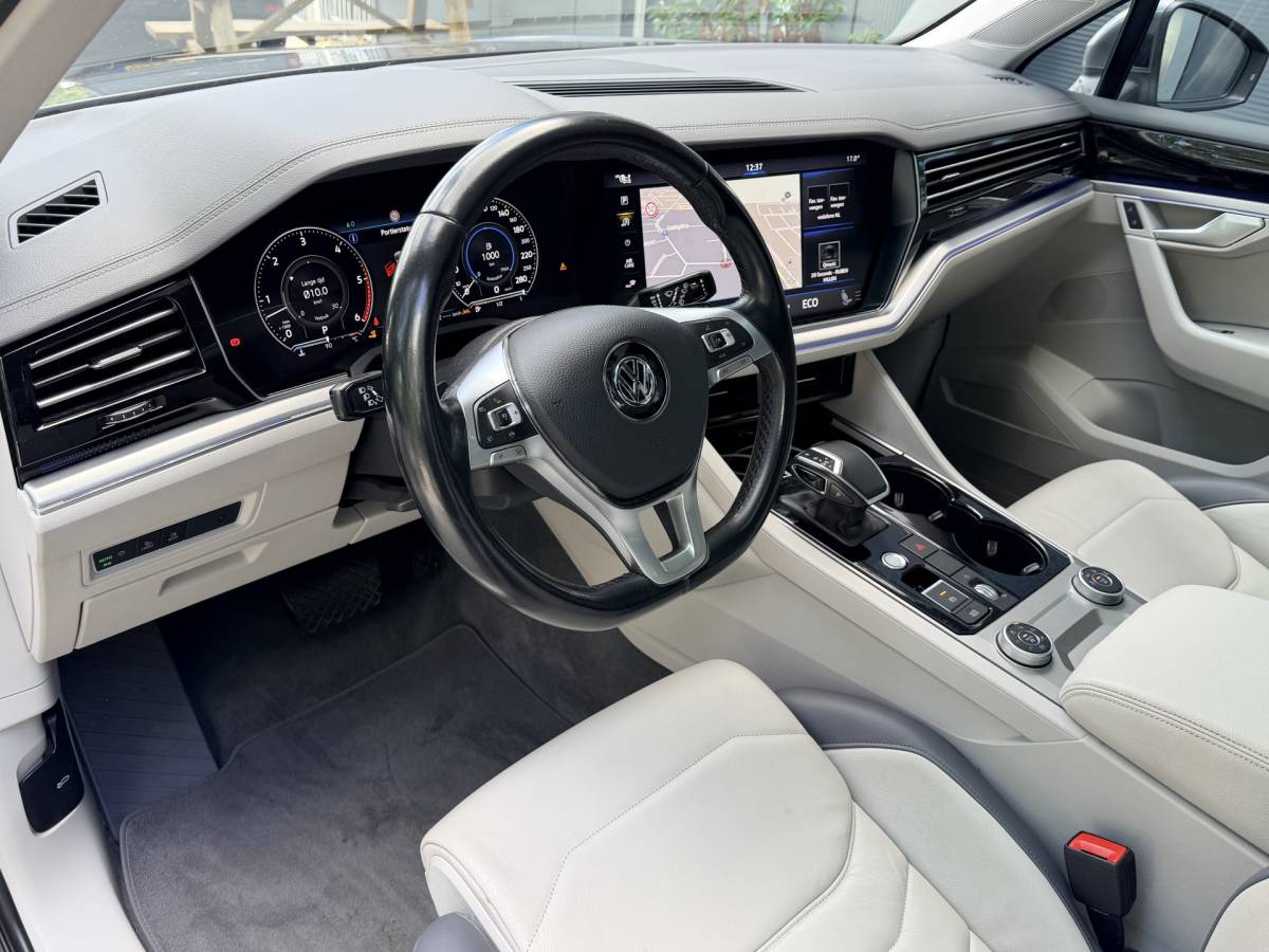 Volkswagen  Volkswagen Touareg 3.0TDI 230pk 4-Motion R-line Grijs Kenteken Luchtvering Trekhaak Matrix Leder Camera Panorama