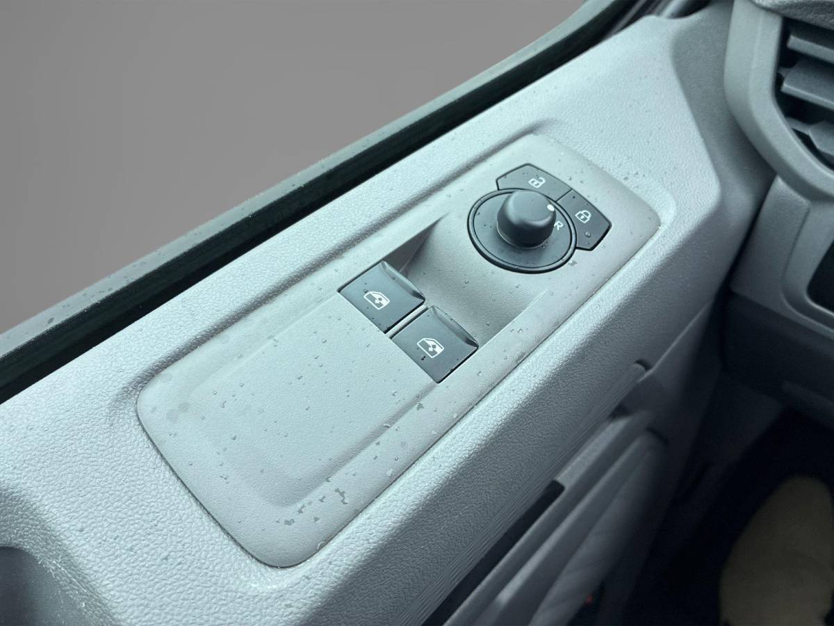 Volkswagen Transporter Volkswagen Transporter 2.0TDi 110pk Bestelwagen L2 · Apple Carplay / Android Auto · Schuifdeur links en rechts · Trekhaak · Bijrijdersbank ·