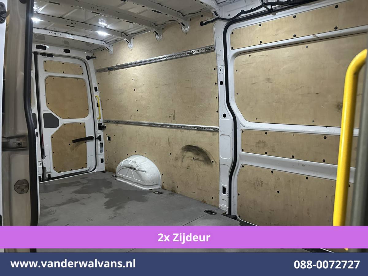 Volkswagen Crafter Volkswagen Crafter 2.0 TDI 141pk L4H3 L3H2 Euro6 Airco | 2x zijdeur | Camera | Apple Carplay | Android Auto Parkeersensoren, 3000kg trekvermogen, Bijrijdersbank
