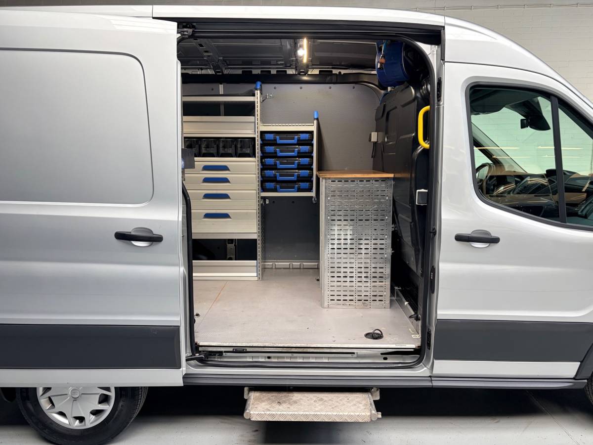 Ford Transit Ford Transit Automaat Servicewagen 350 2.0 TDCI 131PK euro6 L2H2 3Persoons Trend, Sortimo werkplaats inrichting, RIJKLAARPRIJS