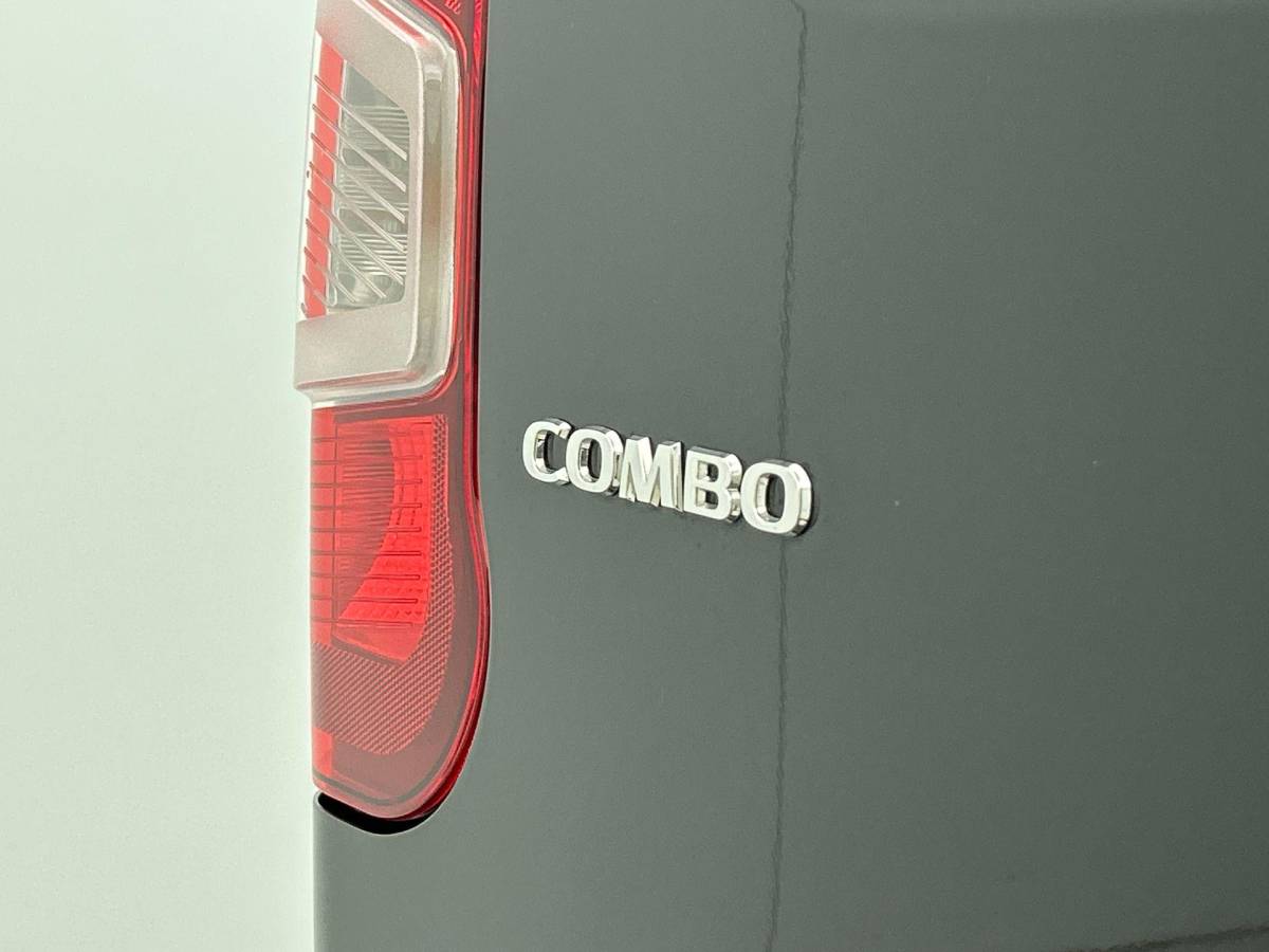 Opel Combo Opel Combo 1.5 BlueHDi 130 S&S L2 Automaat Apple Carplay / Android Auto Navigatie Trekhaak Airco Camera Cruise Control Parkeersensoren V+A DAB