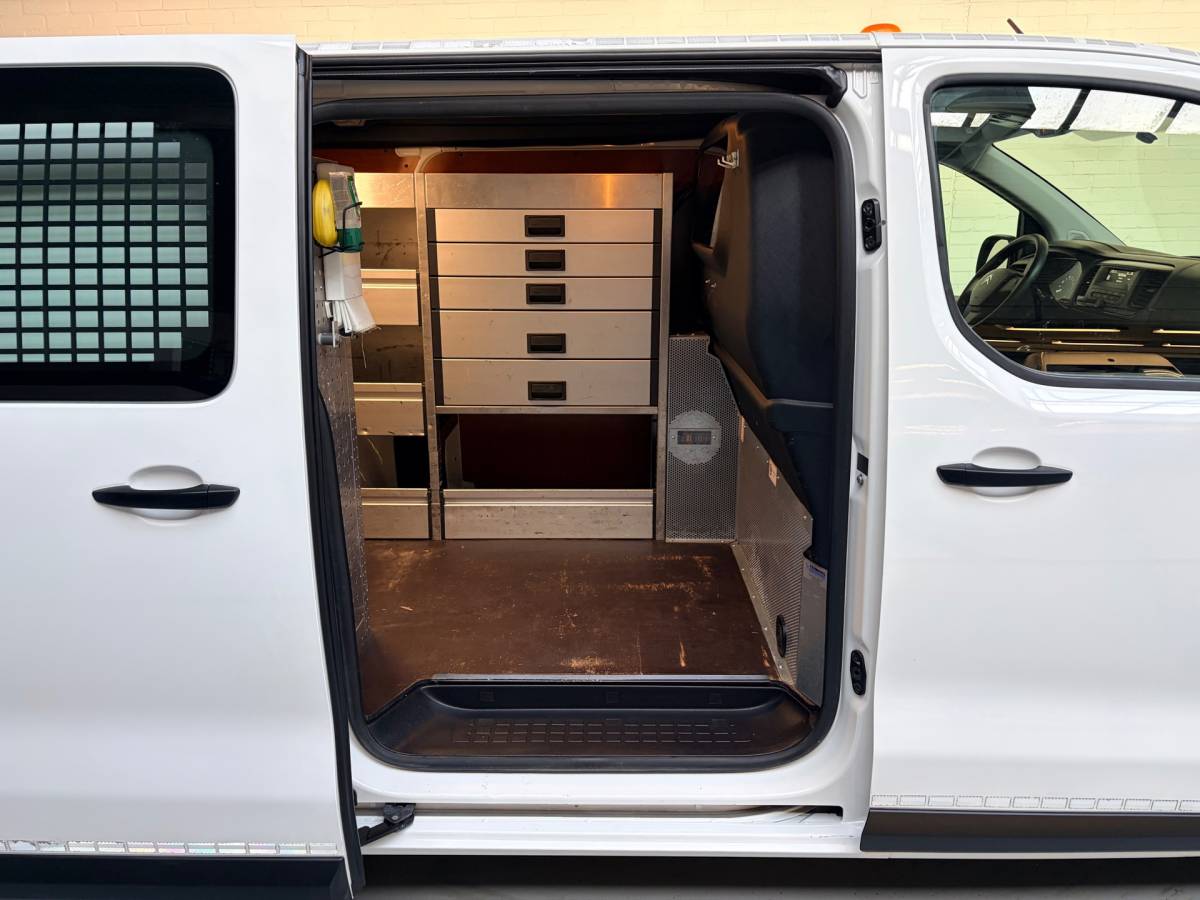 Citroën Jumpy Citroen Jumpy Servicewagen 1.6 BlueHDI 95pk euro6 L2H1 V230 omvormer BOTT inrichting Standkachel Trekhaak 2000KG, RIJKLAARPRIJS!