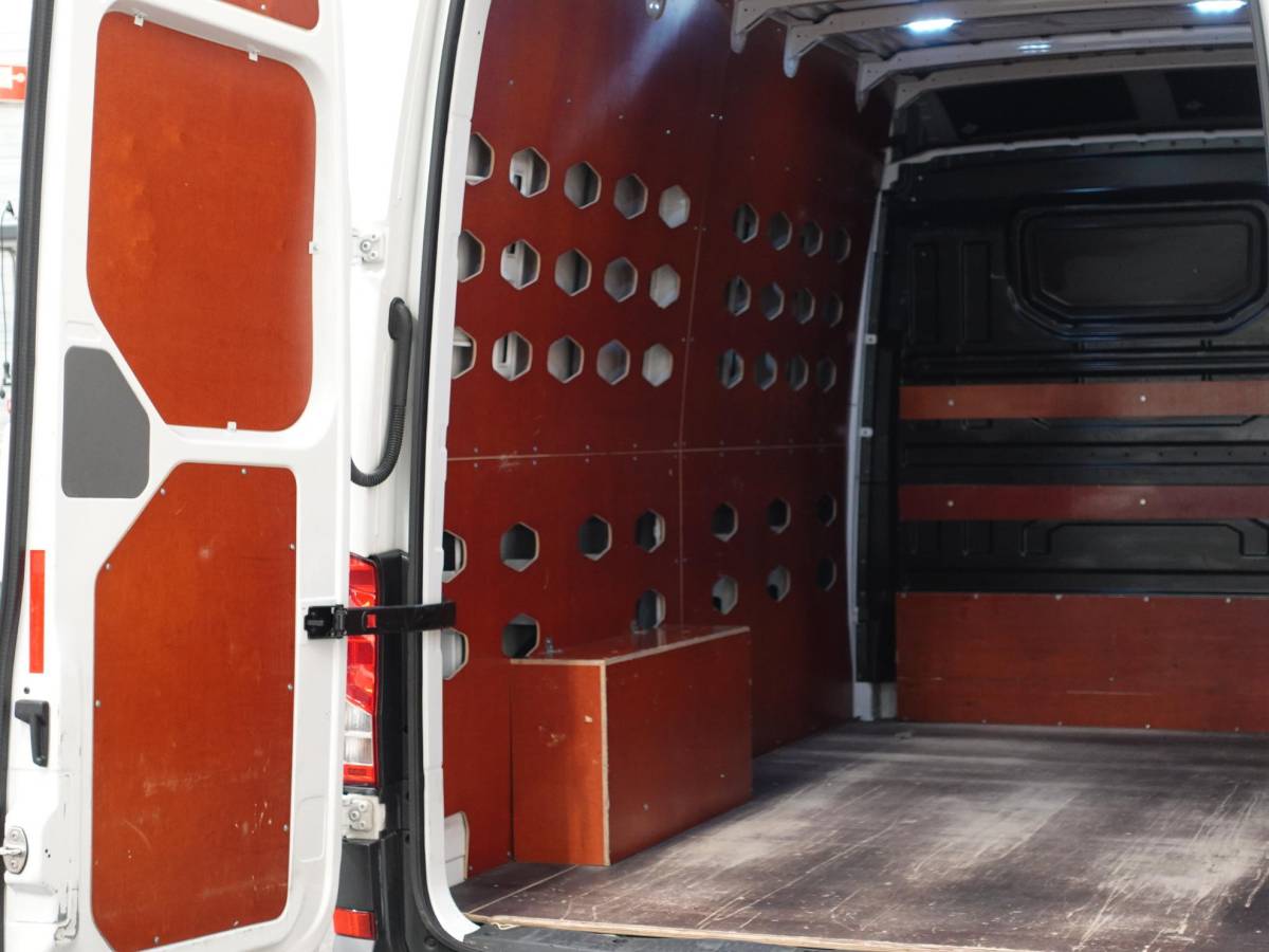Volkswagen Crafter Volkswagen Crafter 177pk Automaat L3H3 / L2H2 Airco Cruise control Navigatie Camera Apple Carplay Sidebars