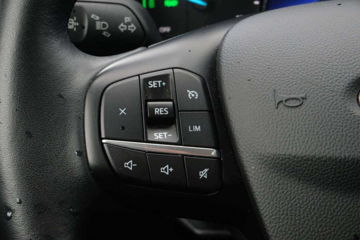 Ford Kuga Ford Kuga 2.5 PHEV Titanium 224 PK | Winterpack | Stoelverwarming | Navigatie | Parkeersensoren | CarPlay | Climate Control