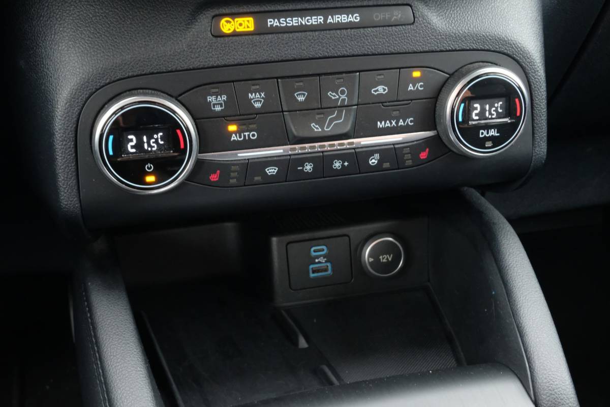 Ford Kuga Ford Kuga 2.5 PHEV Titanium 224 PK | Winterpack | Stoelverwarming | Navigatie | Parkeersensoren | CarPlay | Climate Control