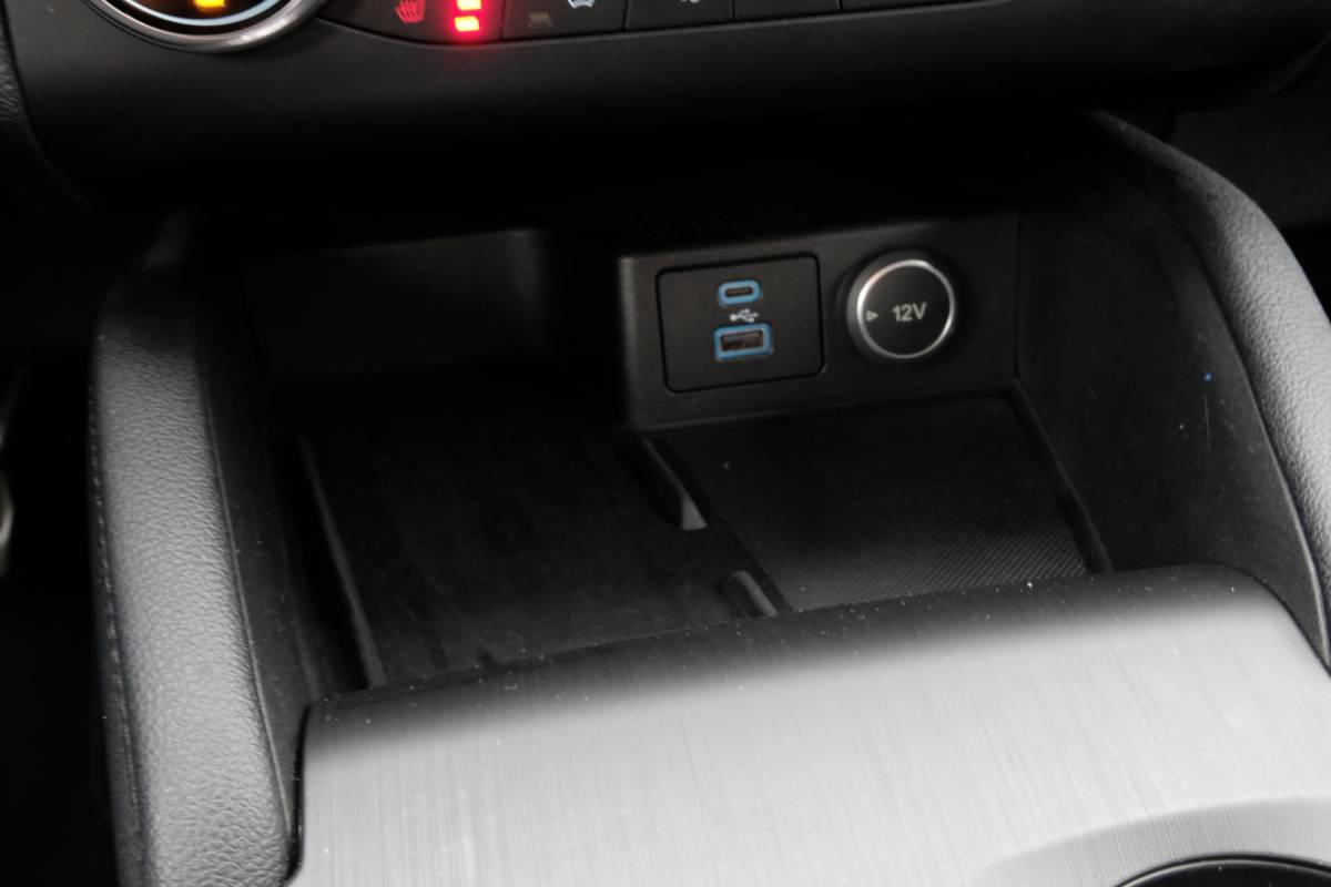 Ford Kuga Ford Kuga 2.5 PHEV Titanium 224 PK | Winterpack | Stoelverwarming | Navigatie | Parkeersensoren | CarPlay | Climate Control