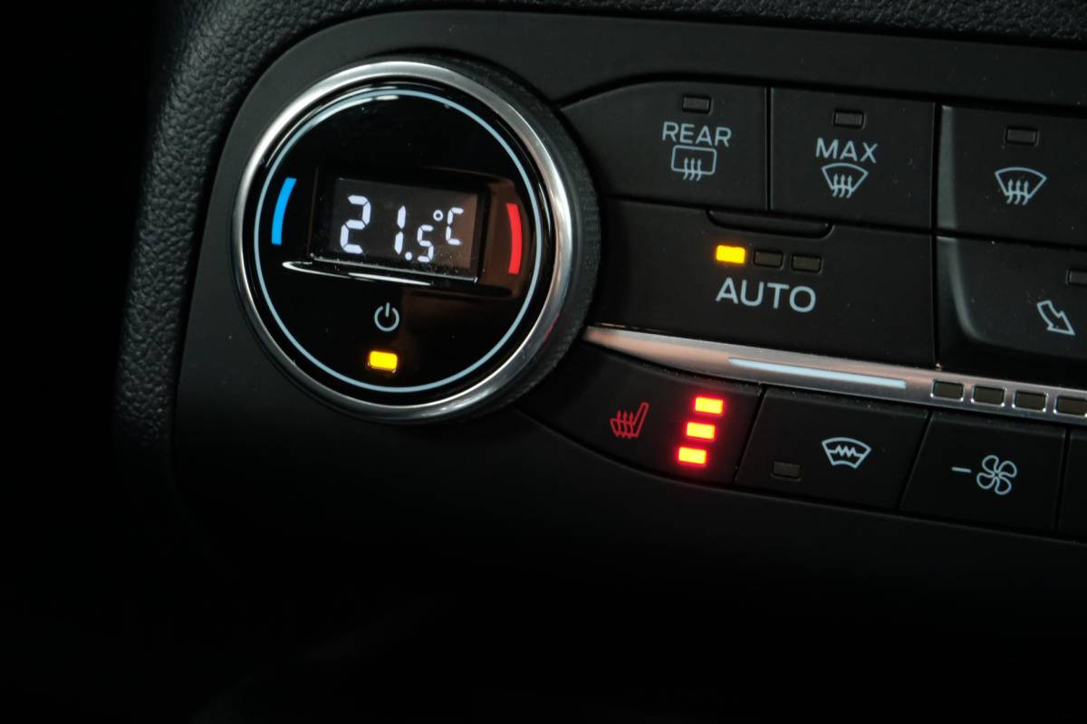 Ford Kuga Ford Kuga 2.5 PHEV Titanium 224 PK | Winterpack | Stoelverwarming | Navigatie | Parkeersensoren | CarPlay | Climate Control