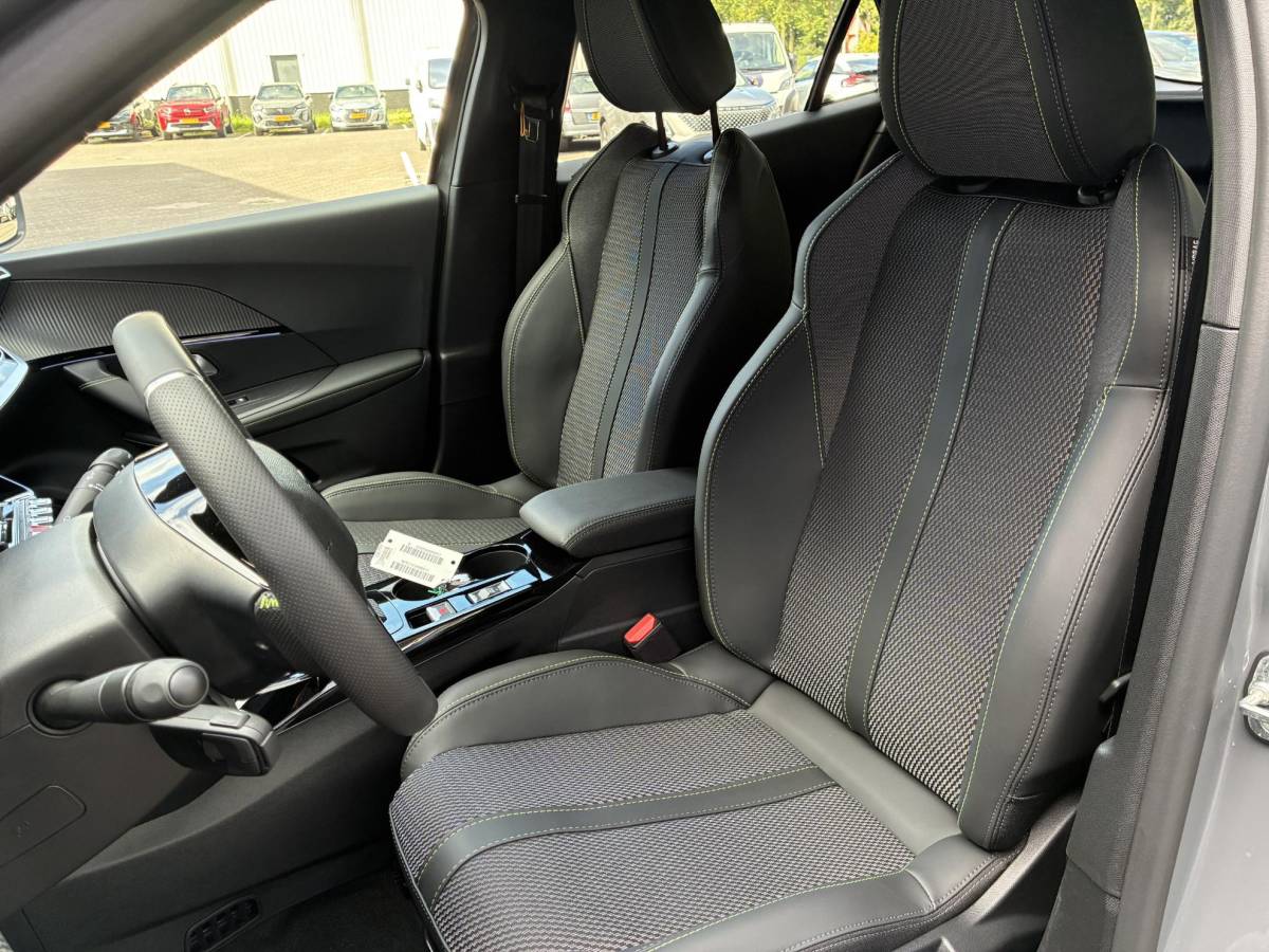Peugeot 2008 Peugeot 2008 1.2 Hybrid 145pk GT | Automaat | Dode hoekbewaking | Rondom zicht camera | Navigatie full map | 17 inch LichtMetaal