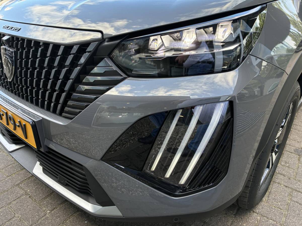 Peugeot 2008 Peugeot 2008 1.2 Hybrid 145pk GT | Automaat | Dode hoekbewaking | Rondom zicht camera | Navigatie full map | 17 inch LichtMetaal
