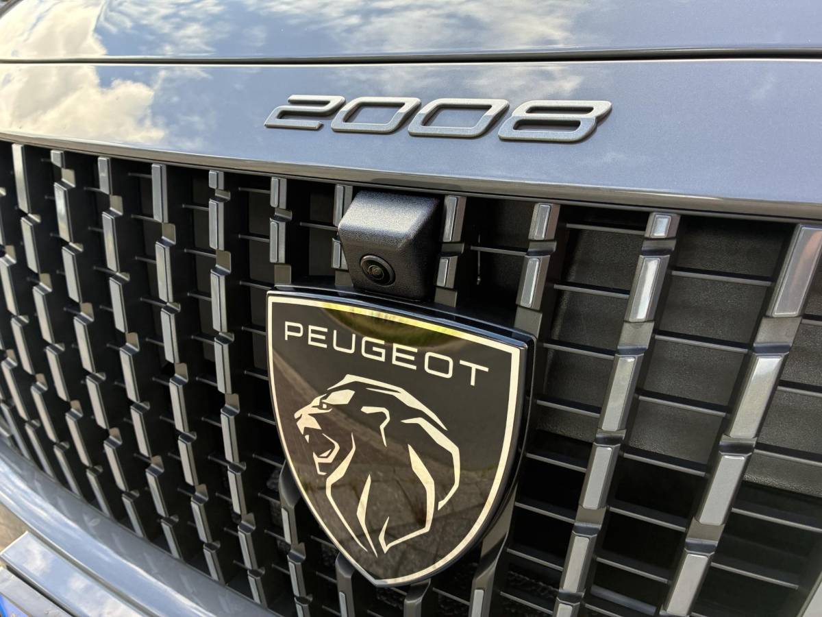 Peugeot 2008 Peugeot 2008 1.2 Hybrid 145pk GT | Automaat | Dode hoekbewaking | Rondom zicht camera | Navigatie full map | 17 inch LichtMetaal