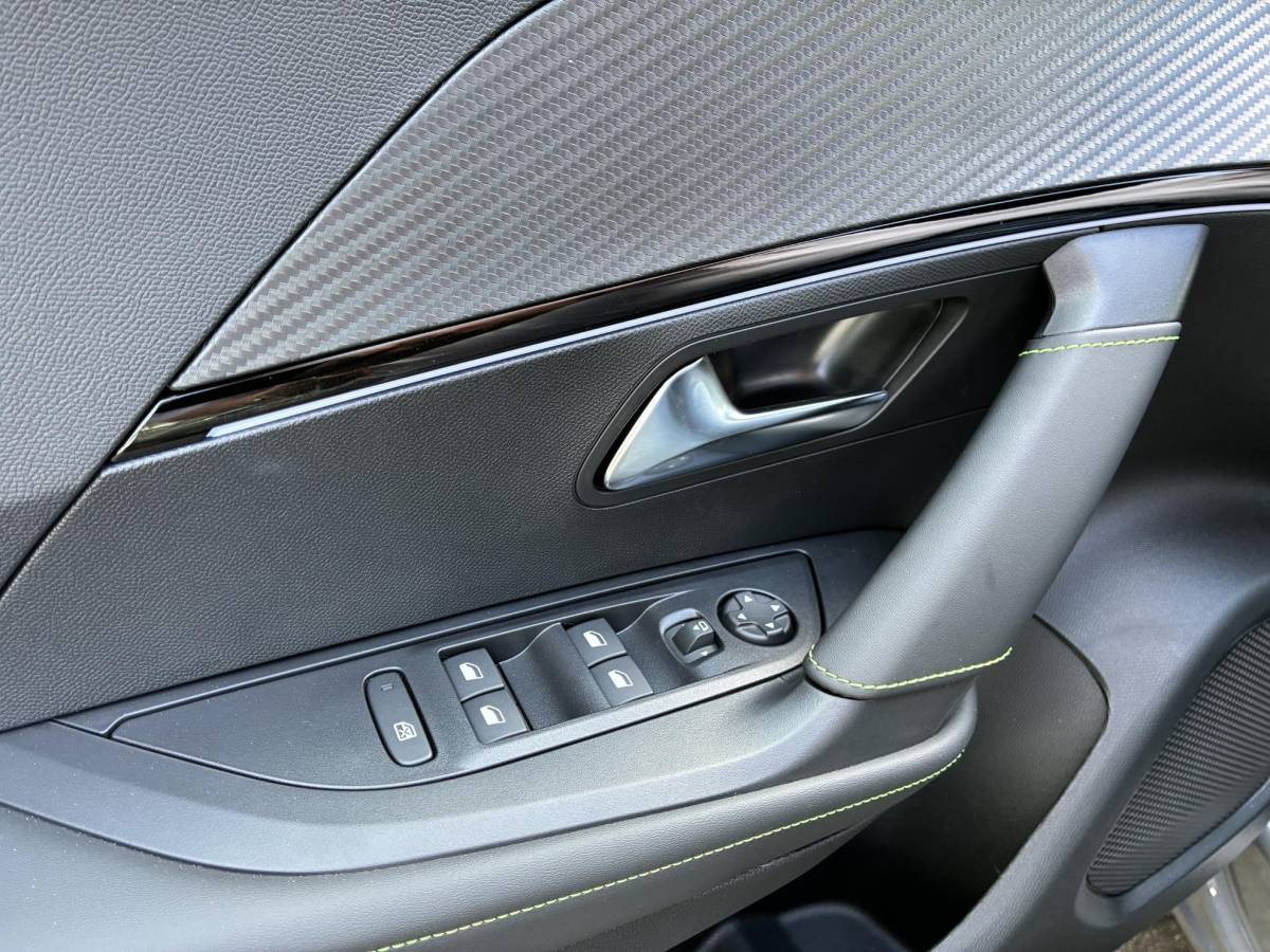 Peugeot 2008 Peugeot 2008 1.2 Hybrid 145pk GT | Automaat | Dode hoekbewaking | Rondom zicht camera | Navigatie full map | 17 inch LichtMetaal
