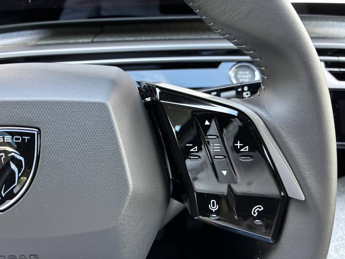 Peugeot 5008 Peugeot 5008 1.2 Hybrid 145pk Allure 7persoons | Dodehoekbewaking | 18 inch LichtMetaal | Stoelverwarming | AGR stoelen