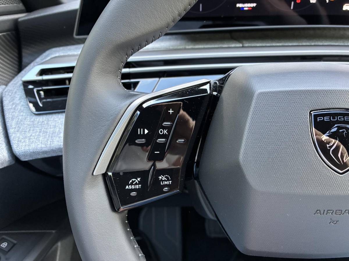 Peugeot 5008 Peugeot 5008 1.2 Hybrid 145pk Allure 7persoons | Dodehoekbewaking | 18 inch LichtMetaal | Stoelverwarming | AGR stoelen