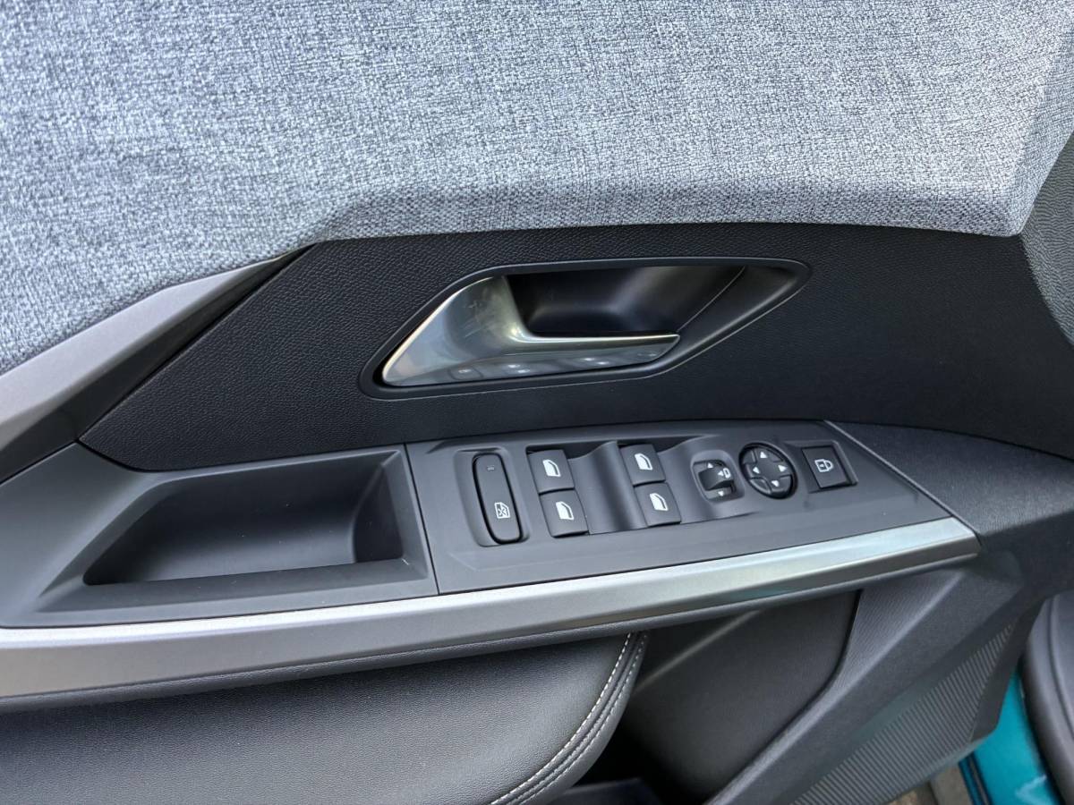 Peugeot 5008 Peugeot 5008 1.2 Hybrid 145pk Allure 7persoons | Dodehoekbewaking | 18 inch LichtMetaal | Stoelverwarming | AGR stoelen