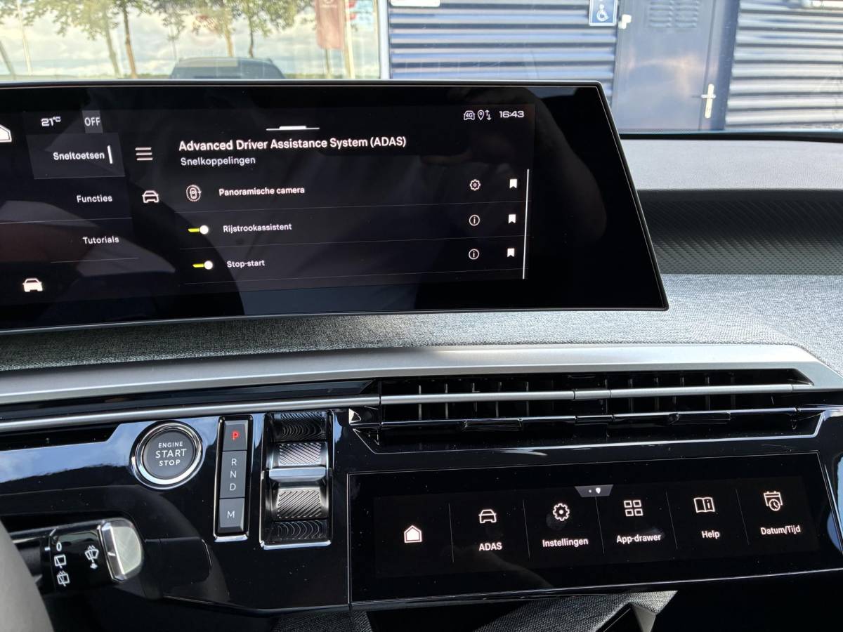 Peugeot 5008 Peugeot 5008 1.2 Hybrid 145pk Allure 7persoons | Dodehoekbewaking | 18 inch LichtMetaal | Stoelverwarming | AGR stoelen