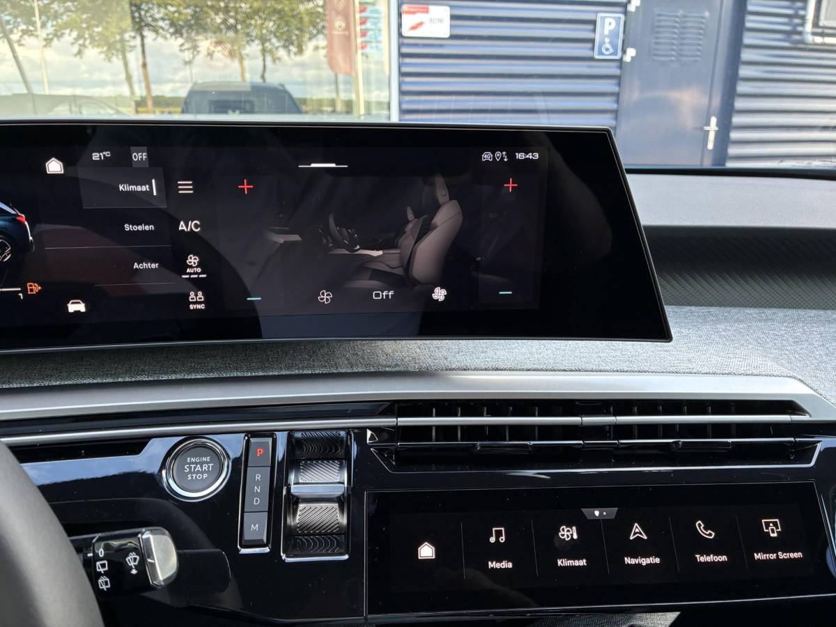 Peugeot 5008 Peugeot 5008 1.2 Hybrid 145pk Allure 7persoons | Dodehoekbewaking | 18 inch LichtMetaal | Stoelverwarming | AGR stoelen
