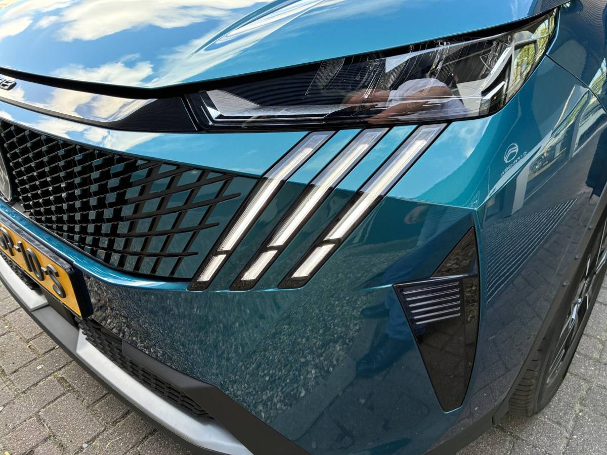 Peugeot 5008 Peugeot 5008 1.2 Hybrid 145pk Allure 7persoons | Dodehoekbewaking | 18 inch LichtMetaal | Stoelverwarming | AGR stoelen