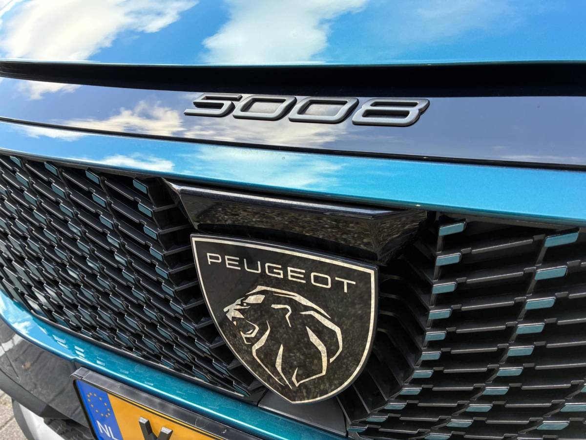Peugeot 5008 Peugeot 5008 1.2 Hybrid 145pk Allure 7persoons | Dodehoekbewaking | 18 inch LichtMetaal | Stoelverwarming | AGR stoelen