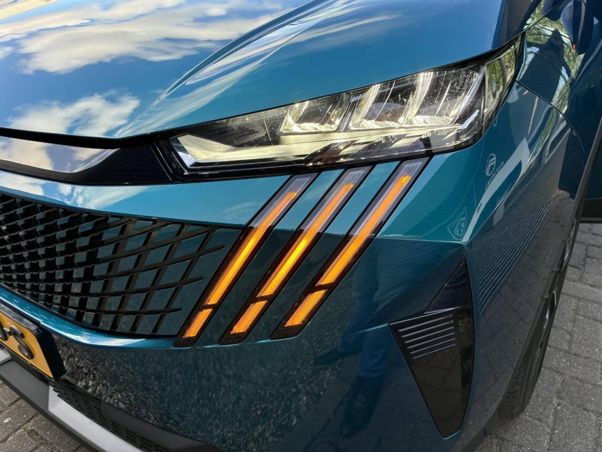 Peugeot 5008 Peugeot 5008 1.2 Hybrid 145pk Allure 7persoons | Dodehoekbewaking | 18 inch LichtMetaal | Stoelverwarming | AGR stoelen
