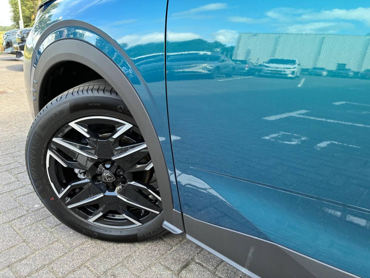 Peugeot 5008 Peugeot 5008 1.2 Hybrid 145pk Allure 7persoons | Dodehoekbewaking | 18 inch LichtMetaal | Stoelverwarming | AGR stoelen