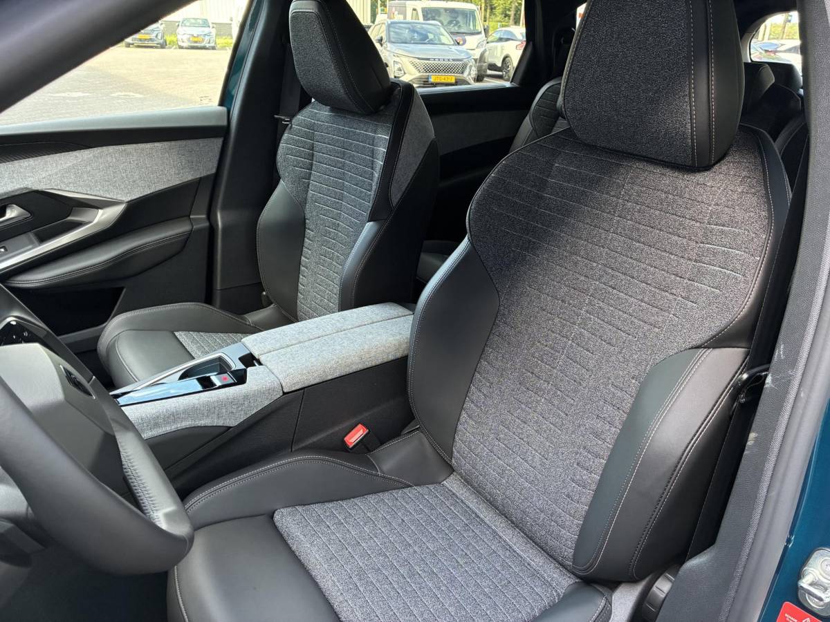 Peugeot 5008 Peugeot 5008 1.2 Hybrid 145pk Allure 7persoons | Dodehoekbewaking | 18 inch LichtMetaal | Stoelverwarming | AGR stoelen